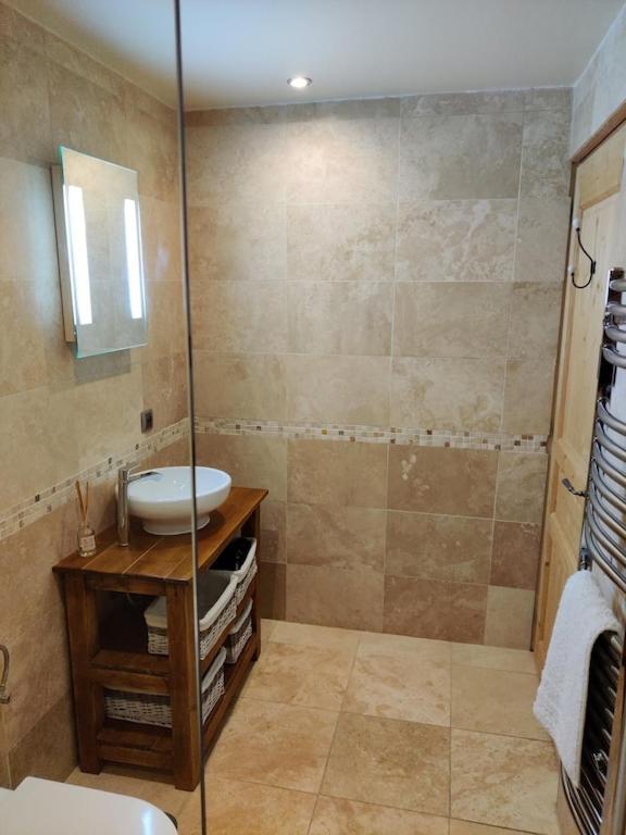 Spacious Ski Chalet In Traditional French Village, Sleeps 8, Four Star With Fibre Broadband 阿邦当斯 外观 照片