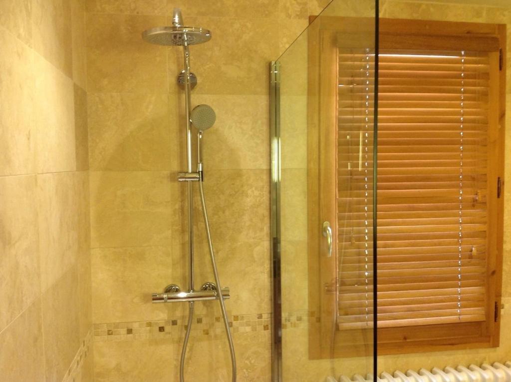 Spacious Ski Chalet In Traditional French Village, Sleeps 8, Four Star With Fibre Broadband 阿邦当斯 外观 照片