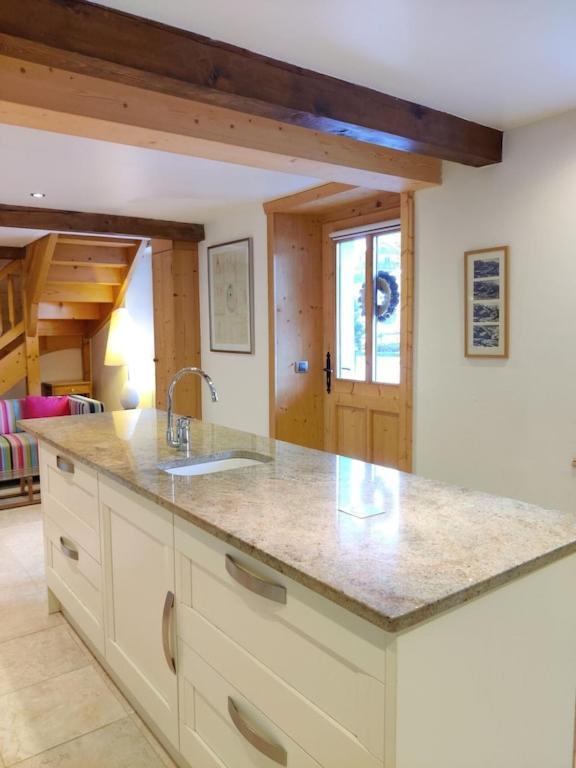 Spacious Ski Chalet In Traditional French Village, Sleeps 8, Four Star With Fibre Broadband 阿邦当斯 外观 照片