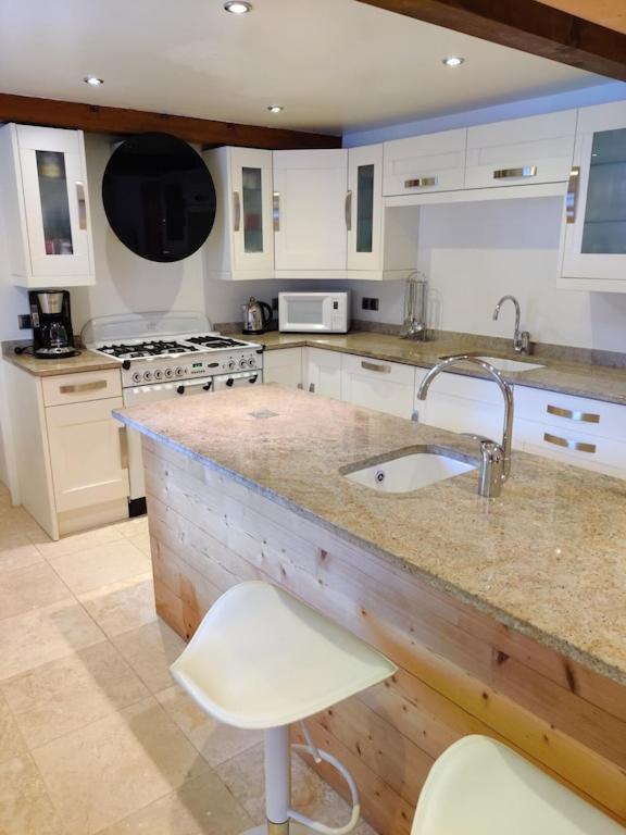 Spacious Ski Chalet In Traditional French Village, Sleeps 8, Four Star With Fibre Broadband 阿邦当斯 外观 照片