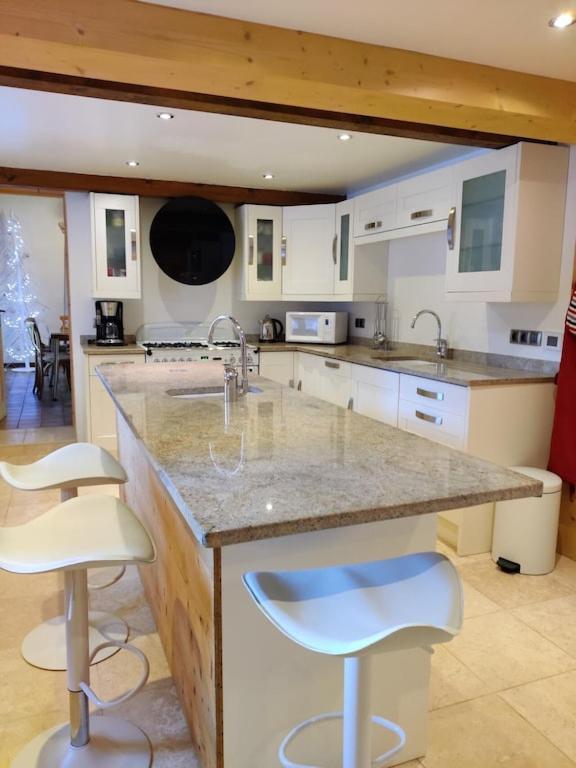 Spacious Ski Chalet In Traditional French Village, Sleeps 8, Four Star With Fibre Broadband 阿邦当斯 外观 照片