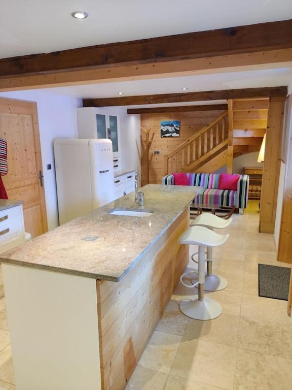 Spacious Ski Chalet In Traditional French Village, Sleeps 8, Four Star With Fibre Broadband 阿邦当斯 外观 照片