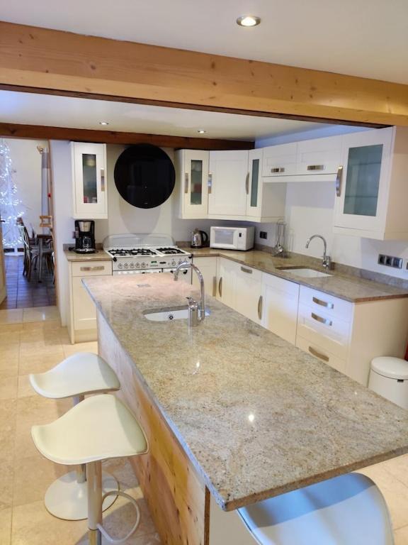 Spacious Ski Chalet In Traditional French Village, Sleeps 8, Four Star With Fibre Broadband 阿邦当斯 外观 照片