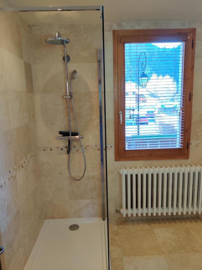 Spacious Ski Chalet In Traditional French Village, Sleeps 8, Four Star With Fibre Broadband 阿邦当斯 外观 照片