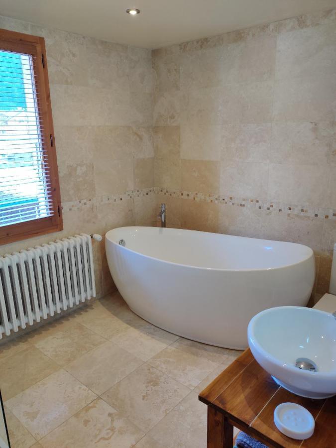 Spacious Ski Chalet In Traditional French Village, Sleeps 8, Four Star With Fibre Broadband 阿邦当斯 外观 照片